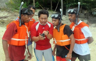A trainer shows how to use a GPS to map MPA boundaries Credit: ADB
